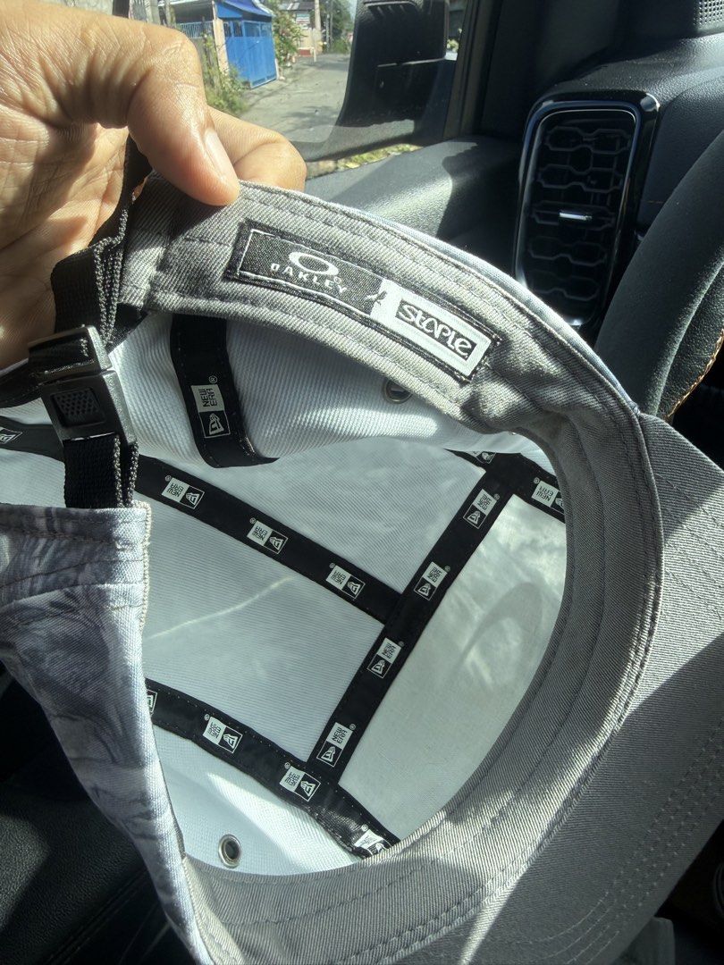 oakley hat (Category: Caps & Hats) located in Santiago. Submitted by immikehell (Listing ID 1465579195, Image 3). Description: The item in the selected region is an Oakley x Jeff Staple Collaboration 5-Panel Tree Camo Cap. This rare collector's piece is a 5-panel camper style hat. It features a distinctive grey, white, and silver-toned woodland/tree camouflage pattern throughout. The front panel is decorated with a large tonal grey print that sea
