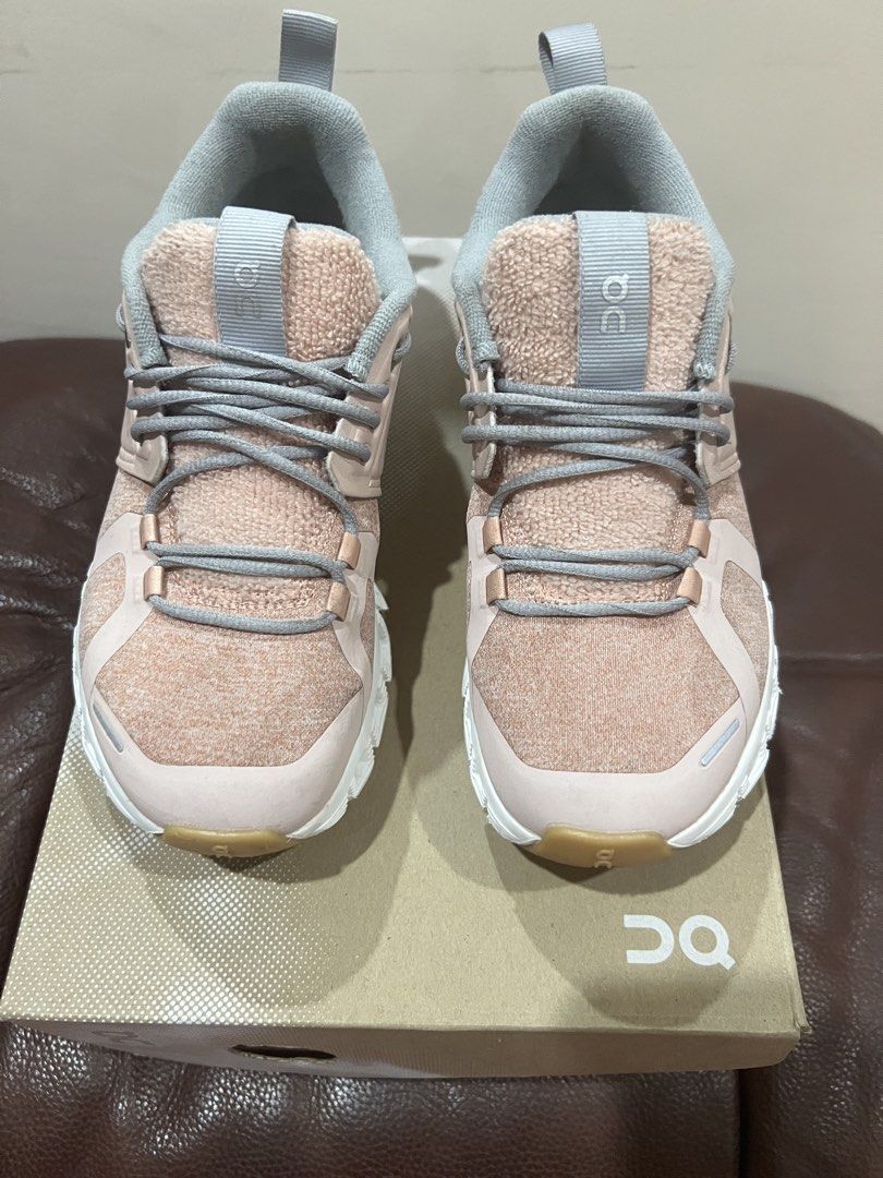On Cloud 5 Terry Doe White Women's US 5.5 (Category: Sneakers) located in Baguio. Submitted by goldenowl_cd46d7 (Listing ID 1465672014, Image 3). Description: On Cloud 5 Terry sneakers in Doe White colorway. Women's size US 5.5, EU 36.5, UK 3.5, JP 22.5. Pinkish tone with grey laces and white CloudTec sole. Original box included. Like new condition Used only once .