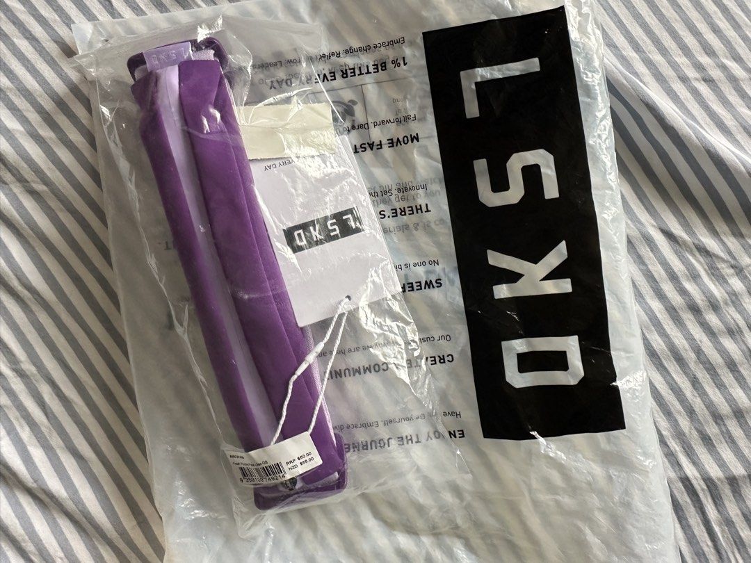 on-hand LSKD Rep Run Belt 2.0 (Category: Activewear) located in Quezon City. Submitted by tan__k (Listing ID 1465630832, Image 3). Description: Brandnew Last price already Designed for running LSKD Running Belt Water Resistant Adjustable Jacquard Elastic Low-bounce design with adjustable fit and buckle closure Lockable zip closure 23cm L x 6cm H 1L Capacity Full length of elastic waistband unstretched is 78cm .