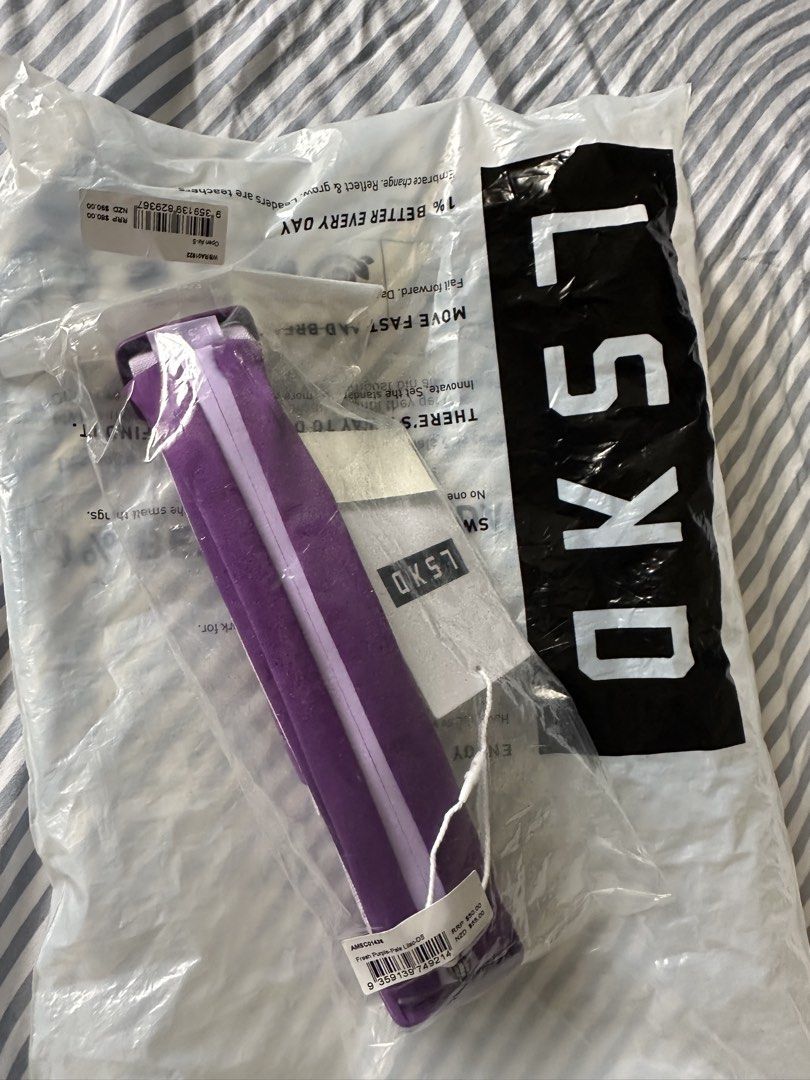 on-hand LSKD Rep Run Belt 2.0 (Category: Activewear) located in Quezon City. Submitted by tan__k (Listing ID 1465630832, Image 2). Description: Brandnew Last price already Designed for running LSKD Running Belt Water Resistant Adjustable Jacquard Elastic Low-bounce design with adjustable fit and buckle closure Lockable zip closure 23cm L x 6cm H 1L Capacity Full length of elastic waistband unstretched is 78cm .