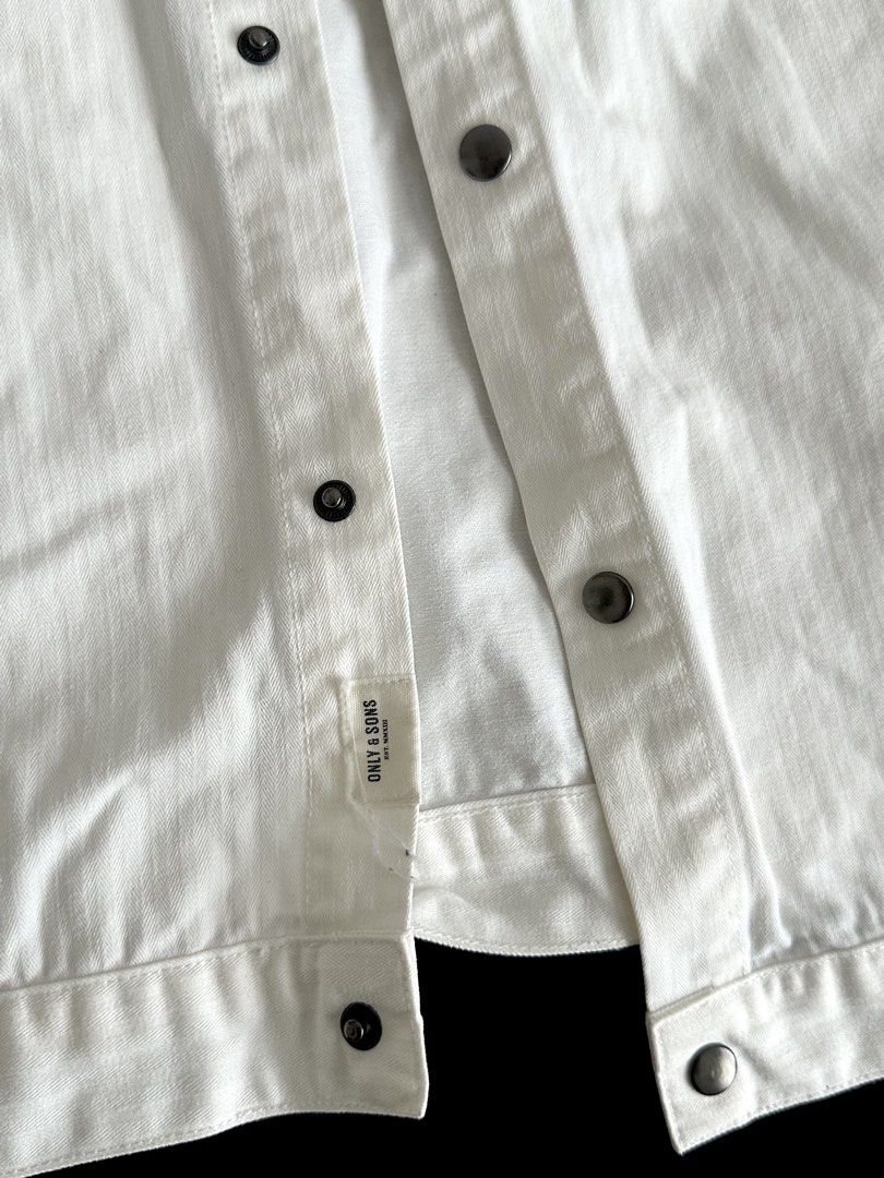 ONLY & SONS White Overshirt (Category: Coats, Jackets and Outerwear) located in Paranaque City. Submitted by kasheeko (Listing ID 1465621550, Image 2). Description: - Brand: ONLY & SONS Preloved Used a few times only Best fit M-L.