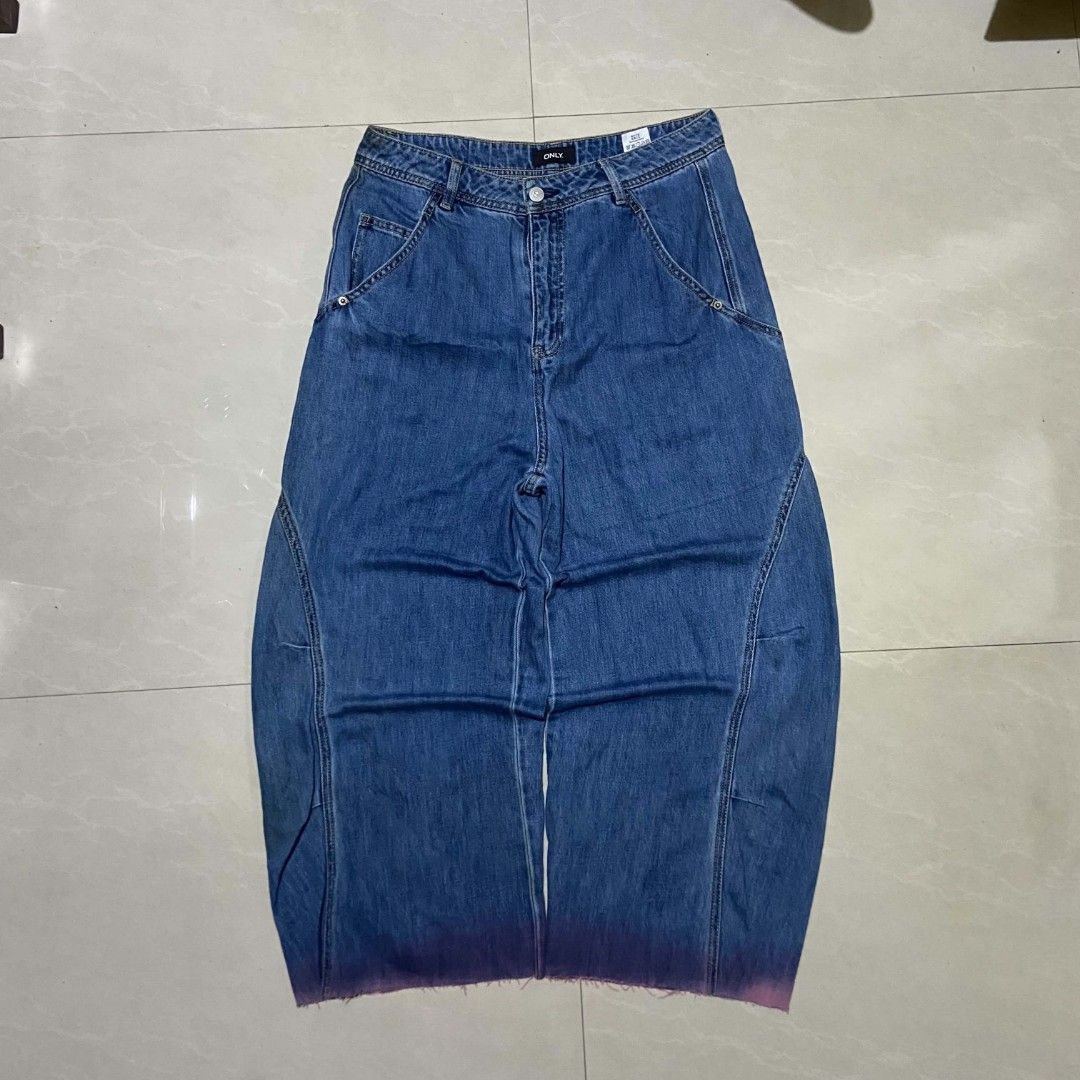 ONLY Denim Barrel Leg Jeans Dip Dye Hem (Category: Jeans) located in Oroquieta. Submitted by calmtree.b946e8 (Listing ID 1465713266, Image 1). Description: Blue barrel pants S-M ‎Waist-31 ‎Length-36 ‎Width-19.5 ‎Thigh-13 ‎Leghole-10.