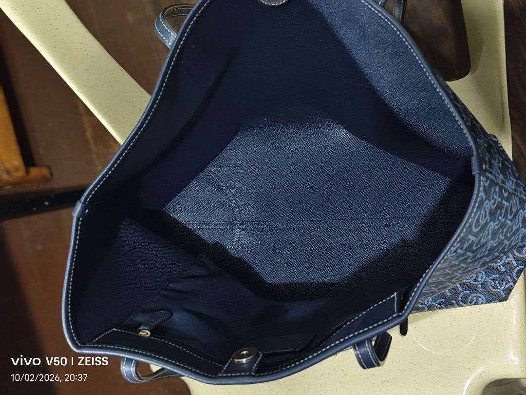 Original Coach Tote Bag (Category: Tote Bags) located in Pasig City. Submitted by truewind_6fc1a7 (Listing ID 1465682580, Image 2). Description: Bought from Canada.