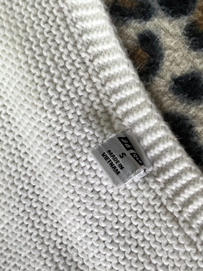 ORIGINAL UNIQLO low neck sweater (Category: Others Tops) located in San Pedro. Submitted by sie_declutters (Listing ID 1465604194, Image 2). Description: .