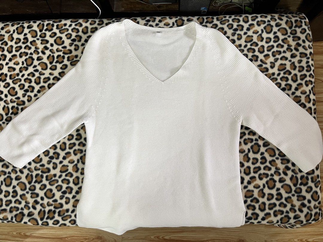 ORIGINAL UNIQLO low neck sweater (Category: Others Tops) located in San Pedro. Submitted by sie_declutters (Listing ID 1465604194, Image 1). Description: .