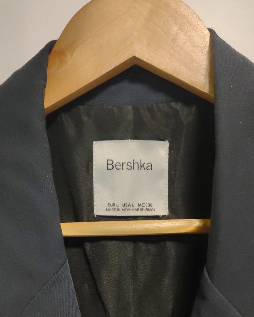 Oversized Blazer Navy Blue (Category: Coats, Jackets and Outerwear) located in Paranaque City. Submitted by closetclub308 (Listing ID 1465622730, Image 2). Description: Oversized Navy Blue Blazer Bershka Size: L (fits XL) Lightly Used .