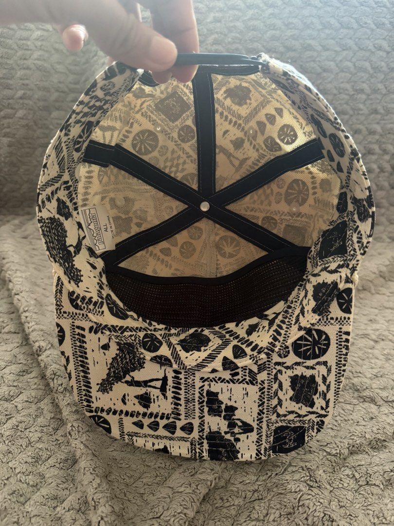 patagonia cap (Category: Caps & Hats) located in Santiago. Submitted by immikehell (Listing ID 1465646296, Image 2). Description: The image features a cream and navy patterned Patagonia Pataloha Stand Up Hat highlighted by a classic rope detail across the brim and a woven front logo patch.