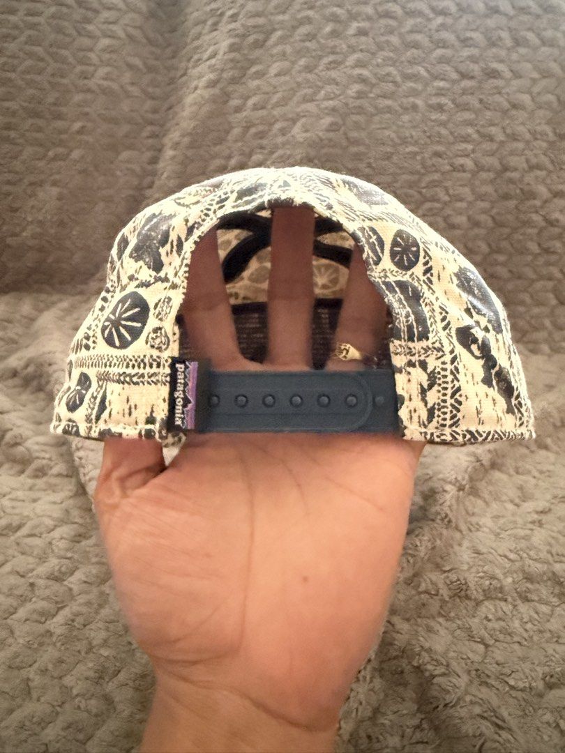 patagonia cap (Category: Caps & Hats) located in Santiago. Submitted by immikehell (Listing ID 1465646296, Image 3). Description: The image features a cream and navy patterned Patagonia Pataloha Stand Up Hat highlighted by a classic rope detail across the brim and a woven front logo patch.