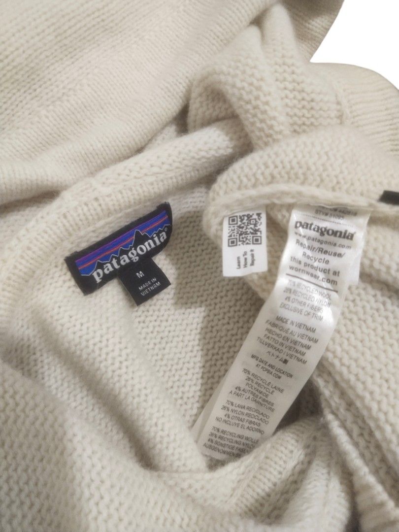 Patagonia Recycled Wool-Blend Hooded Pullover Sweater Gorpcore Aesthetic (Size M)(Free Shipping) (Category: Coats, Jackets and Outerwear) located in Cavite. Submitted by gii.flips (Listing ID 1465598513, Image 3). Description: W: 18 inchs L: 27.3 inchs Size on tag: Medium Issue: no issue Condition: Very good 📍 Location: GMA, Cavite 💳 Payment: GCash Free Shipping! 🎊 🚚 Delivery Options: • J&T Express • Pickup • Meet-up — GMA, Cavite only ⏰ Pick
