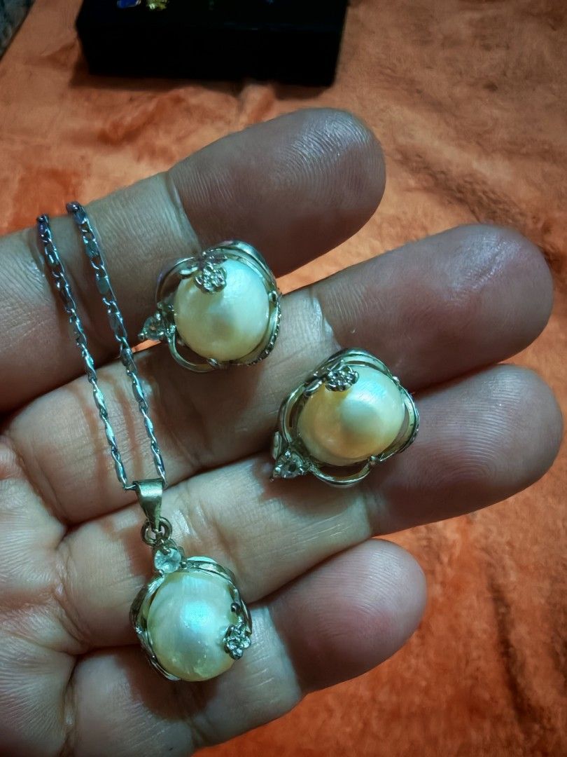 Pearl set (Category: Necklaces) located in Taguig. Submitted by voxsummer88 (Listing ID 1465750419, Image 2). Description: given as a gift not a fan of pearls set in necklace and earrings.