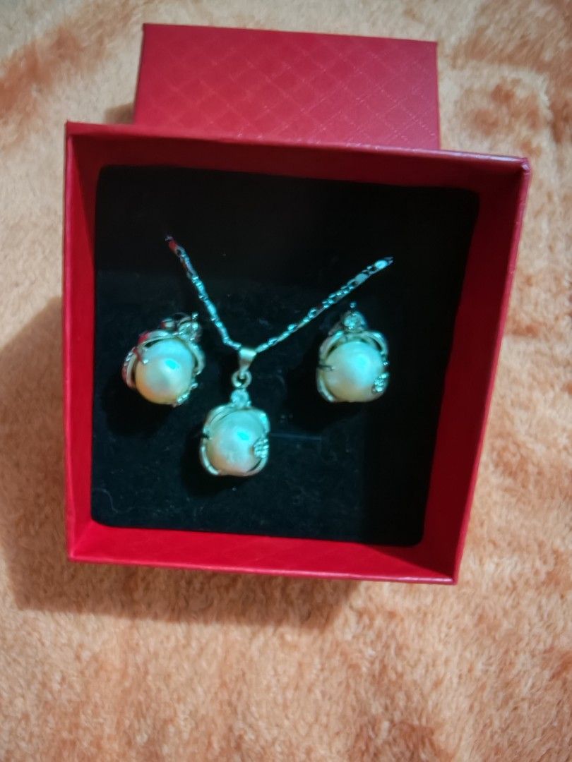 Pearl set (Category: Necklaces) located in Taguig. Submitted by voxsummer88 (Listing ID 1465750419, Image 1). Description: given as a gift not a fan of pearls set in necklace and earrings.
