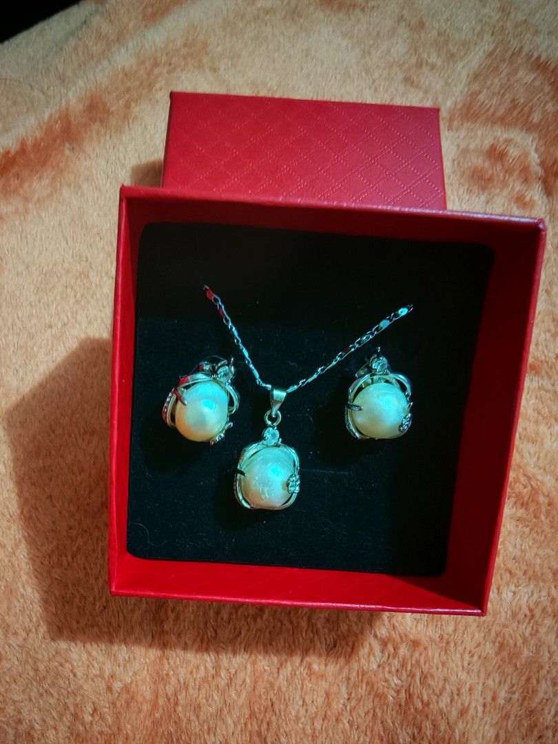 Pearl set (Category: Necklaces) located in Taguig. Submitted by voxsummer88 (Listing ID 1465750419, Image 3). Description: given as a gift not a fan of pearls set in necklace and earrings.