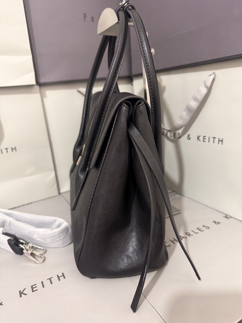 Pedro black hitch handbag (Category: Cross-body Bags) located in Cavite. Submitted by miksycrls (Listing ID 1465618955, Image 2). Description: PedroBAGS AVAILABLE✨👜🛍️ 📌REMINDER PLS READ BELOW ⬇️ ✨INCLUSION✨ 🔗TAG&DUSTBAG 🔗WHAT YOU SEE IS WHAT YOU GET 🔗manage your expectations items are MPO | Mall Pull Out 📩 TO ORDER | ASK DETAILS | PHOTO’S: Send me a private message! +60paperbag 💸:GCASHH/GOTYMEE 📍:IMUSCAVITE 🚚:SCO|SPX EXPRESS SF ONLY📦 O