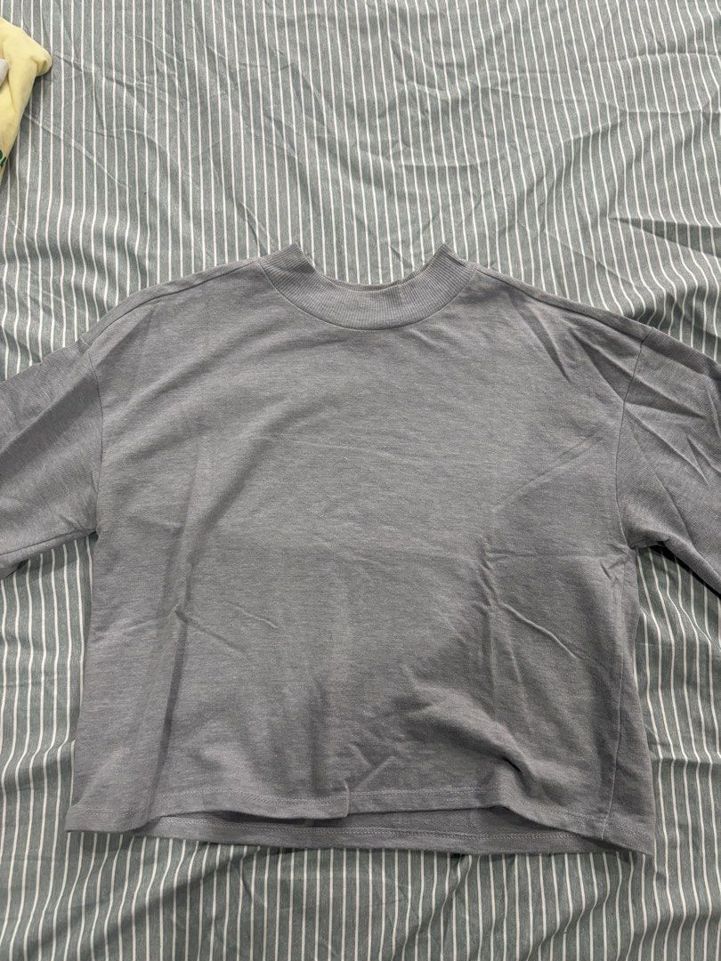 Penshoppe (Category: Longsleeves) located in San Pablo. Submitted by loved.goods0501 (Listing ID 1465645239, Image 1). Description: Color: Grey Style: Long sleeves, mock neckline, dropped shoulders Fit: Relaxed, boxy fit for ultimate comfort.