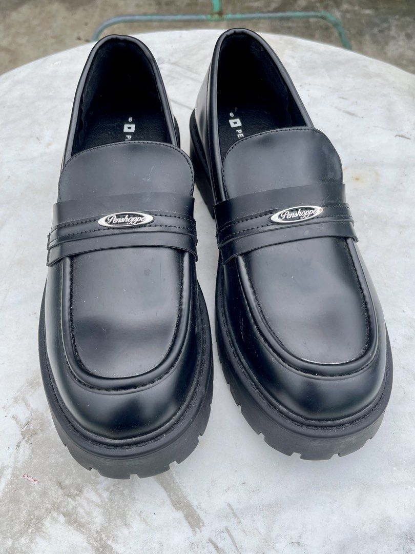 Penshoppe Black Leather Loafers Size 9 (Category: Loafers) located in Angono. Submitted by jhesh (Listing ID 1465646516, Image 2). Description: - Brand: Penshoppe - Item: Chunky platform loafers - Color: Black - Size: 9 (fits true to size) - Design: Classic slip-on with metallic logo plaque - Sole: Lug sole for a nice lift and great grip - Versatility: Perfect for pairing with denim, skirts, and more RFS: Too big, never been used, nakatabi lang B