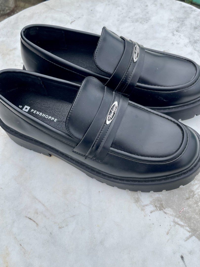 Penshoppe Black Leather Loafers Size 9 (Category: Loafers) located in Angono. Submitted by jhesh (Listing ID 1465646516, Image 3). Description: - Brand: Penshoppe - Item: Chunky platform loafers - Color: Black - Size: 9 (fits true to size) - Design: Classic slip-on with metallic logo plaque - Sole: Lug sole for a nice lift and great grip - Versatility: Perfect for pairing with denim, skirts, and more RFS: Too big, never been used, nakatabi lang B