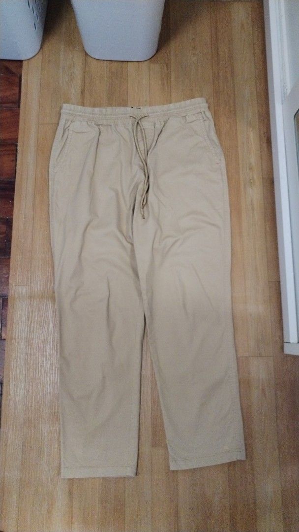 Penshoppe Khaki Drawstring Casual Pants (Category: Chinos) located in Manila. Submitted by dsean22 (Listing ID 1465702435, Image 1). Description: Penshoppe khaki pants Size Medium 30 waist (stretchable) With drawstring 35 inches length.