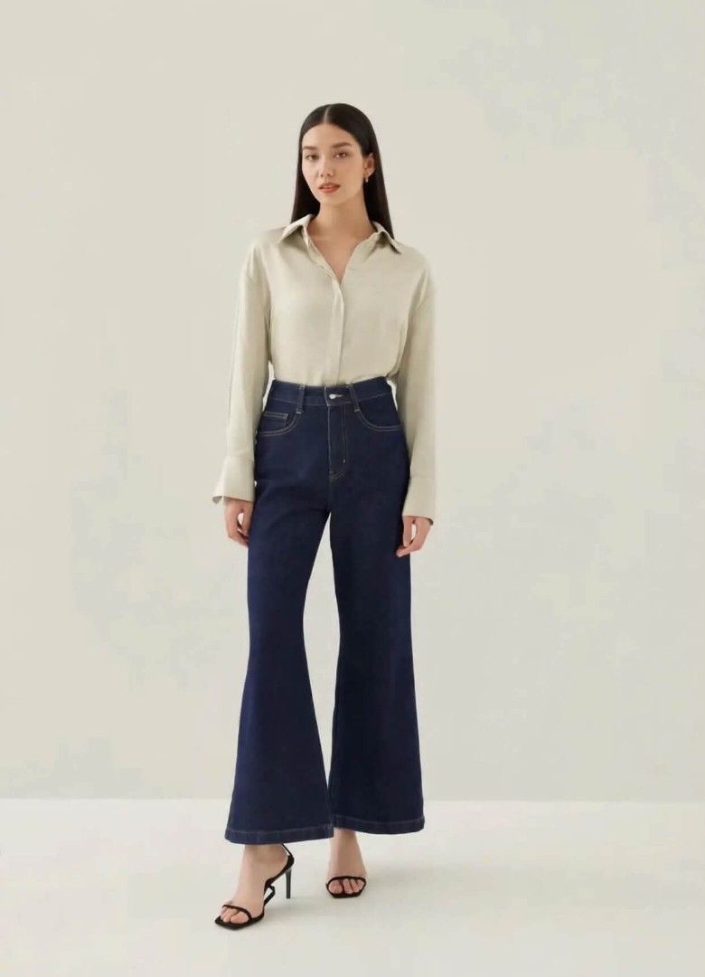 PIA Paul & Alice Flared High Pants (Category: Jeans) located in Subic. Submitted by ayvee.ph (Listing ID 1465693389, Image 1). Description: PIA Paul & Alice Flared High Pants Sis ang ganda neto!!! Staple!💎 Not Stretchy No flaws / Issue Size: Waist: 26 Rise: 12 inches Length: 37 📌Measured via tm 📷Coor may differ due to lighting / camera used Price: 650 sale (Last price posted) 📍Olongapo City 🚚Reg J&T door to door del 📌Those miners na may pen