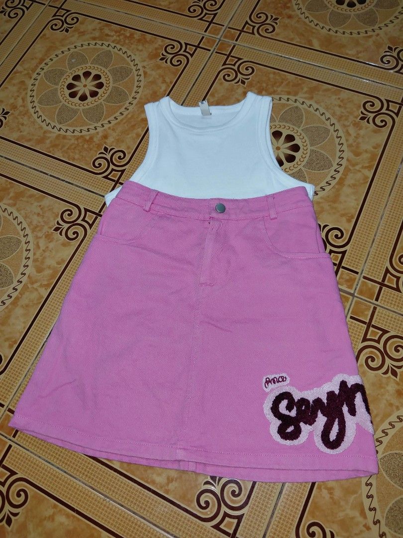 Pink Denim Skirt (Category: Skirts) located in Manila. Submitted by risezaahh (Listing ID 1465691868, Image 1). Description: -pink denim skirt - Skirt features: Button closure, front pockets, and a cute fuzzy embroidered patch on the hem - Material: Sturdy, high-quality fabric - Style: Fun and casual, perfect for sunny days.