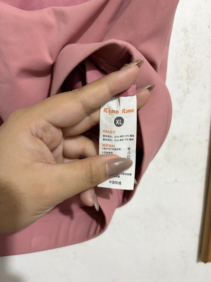 Pink Sports Bra (Category: Activewear) located in Quezon City. Submitted by berrystrawng (Listing ID 1465710071, Image 2). Description: .