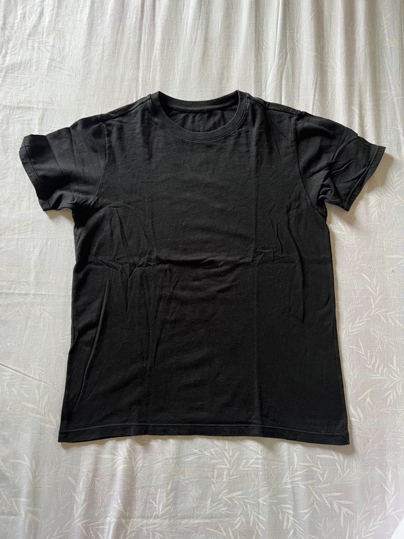 Plain Black Short Sleeve T-Shirt (Category: Shirts) located in Quezon City. Submitted by katedeclutter (Listing ID 1465602716, Image 1). Description: - Color: Solid black.