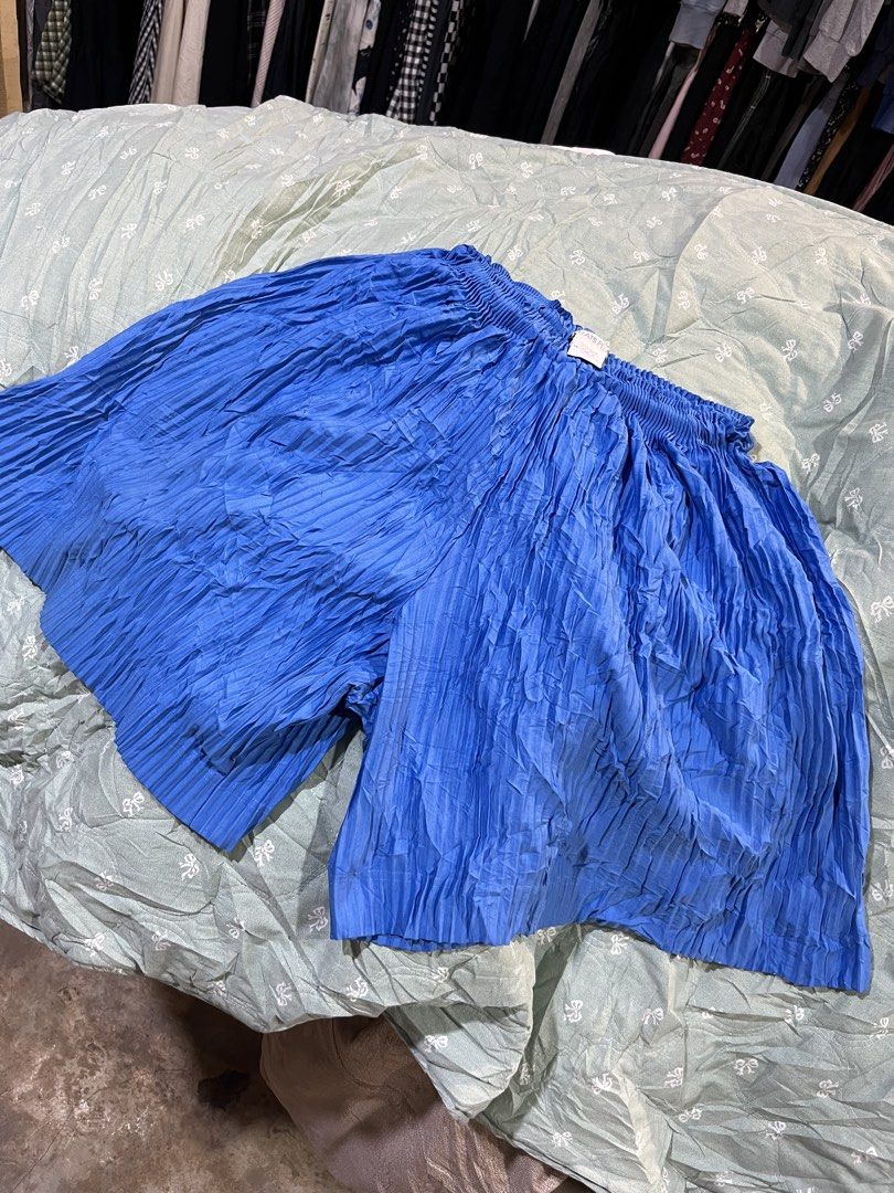 Pleats please Issey Miyake (Category: Luxury Apparel) located in Valencia. Submitted by bordzsthrift (Listing ID 1465690816, Image 1). Description: Exellent Condition No issue .