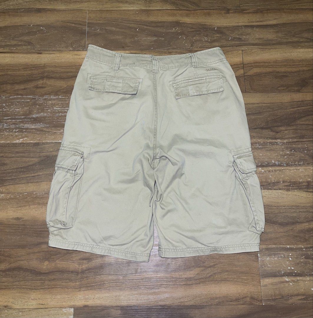 Plugg Khaki Cargo short (Category: Shorts) located in Quezon City. Submitted by jb_clothes (Listing ID 1465730092, Image 3). Description: 34 waist 23 length Qc loc.