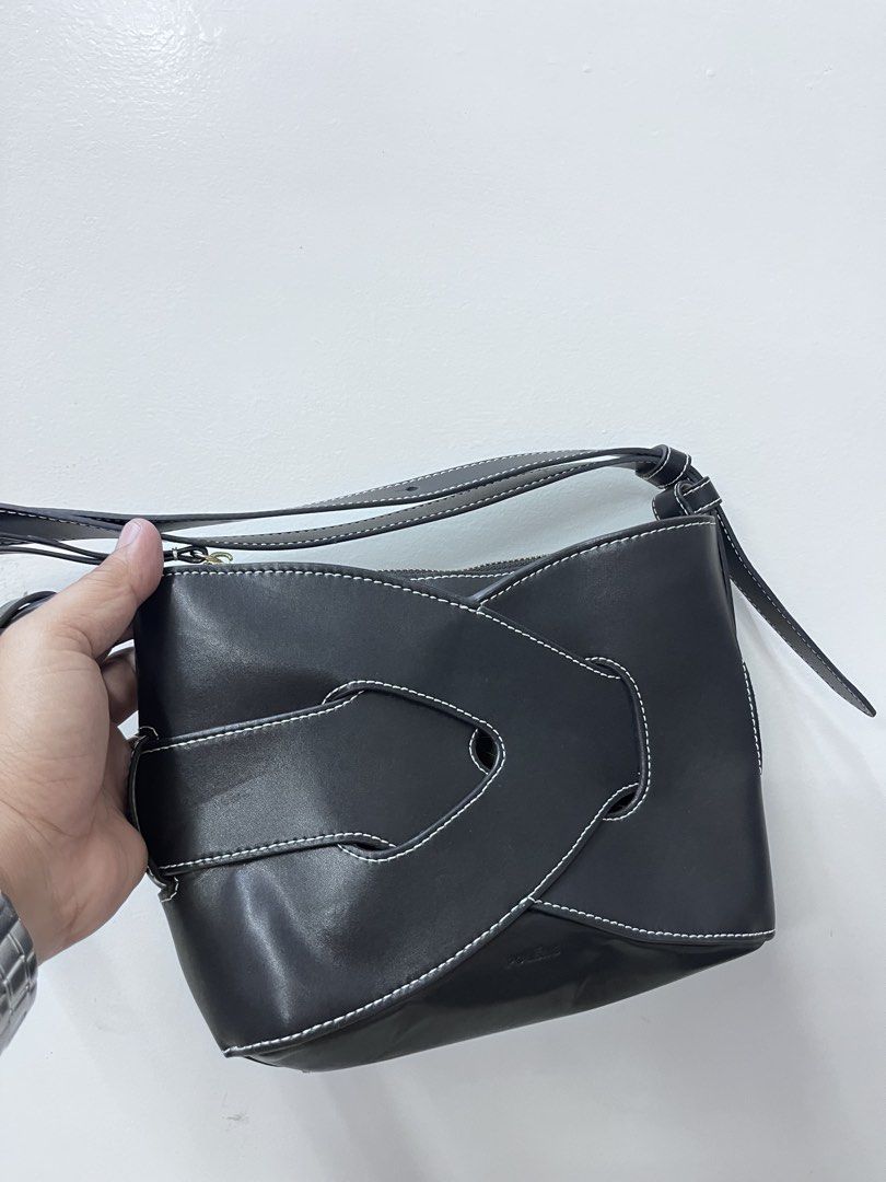 Polene (Category: Shoulder Bags) located in Dagupan City. Submitted by calmocean-f675cc (Listing ID 1465716948, Image 3). Description: Polene Good as new Black color Shoulder bag 1999 add sf.