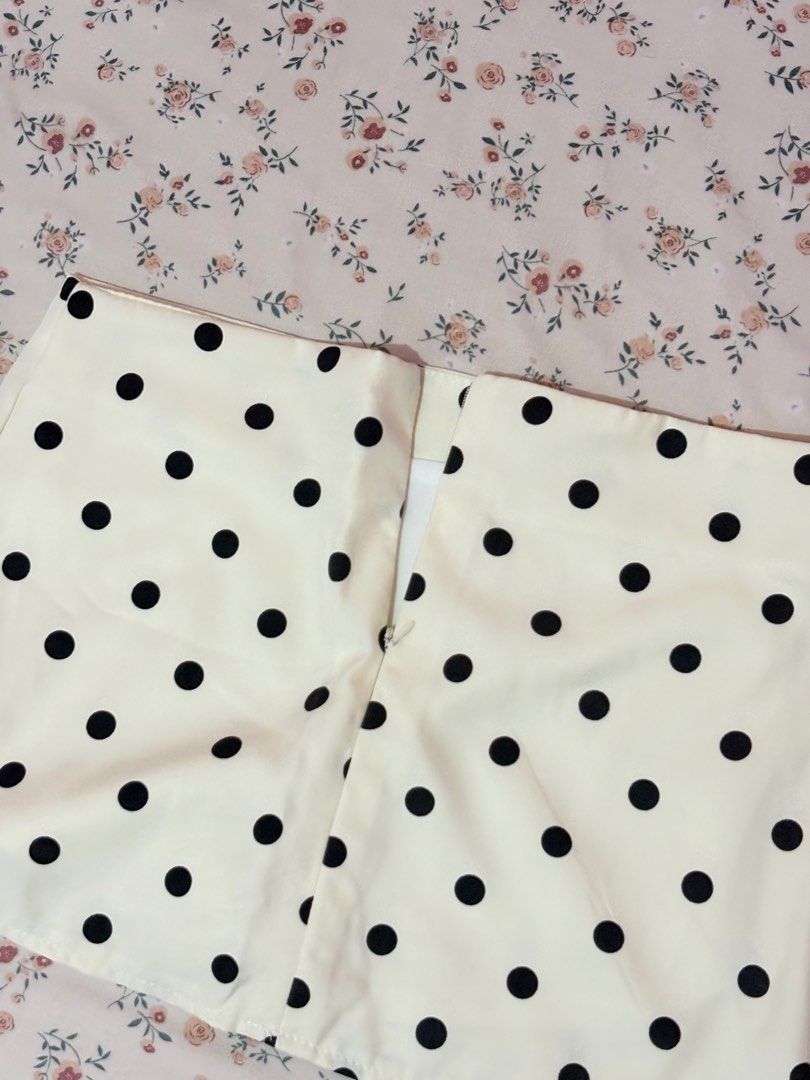 polka dot mini skirt (Category: Skirts) located in Baliuag. Submitted by ji.glam (Listing ID 1465620684, Image 2). Description: - never been used - from vietnamese brand! size: xs - mini skirt! - with inner shorts rfs: too short for me.