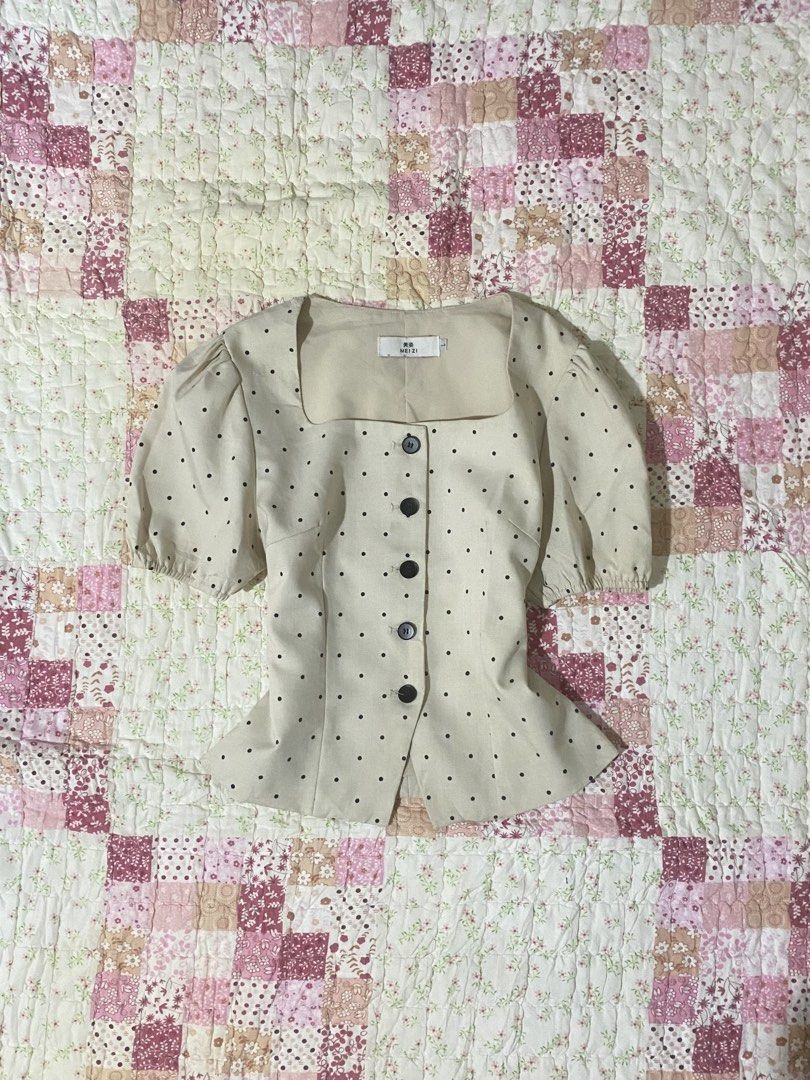 polka puff square necktop (Category: Blouses) located in San Jose. Submitted by vintagexxo (Listing ID 1465607446, Image 1). Description: size: med best fit (small can fit but may allowance na) .