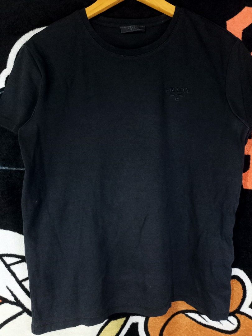 Prada Black Tshirt nis (Category: Tshirts & Polo Shirts ) located in Castilla. Submitted by stignapamorma (Listing ID 1465681986, Image 1). Description: Luxury Brand T-shirt ( Thrifted ) Size - 19x25 Condition - Excellent Color Rate - 9/10 Issue - None Price - 500+SF.