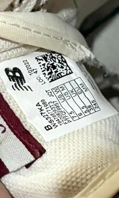 Preloved (Category: Sneakers) located in Manila. Submitted by gentlecloud_71412b (Listing ID 1465635705, Image 3). Description: Manage your expectations, preloved well used Need wash Taguig.