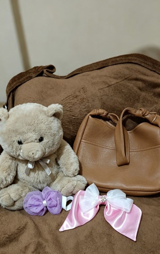 PRELOVED BAGS (Category: Cross-body Bags) located in Manila. Submitted by peptaura (Listing ID 1465665652, Image 2). Description: 👜✨ PRELOVED BAG SALE! ✨👜 Looking for an affordable bag without breaking the bank? 💕 These preloved bags are ready to find their new homes! 🏡👜 🔥 ALL ITEMS — ₱150 EACH! 🔥 ✨ Great for everyday use ✨ Affordable and budget-friendly ✨ Different styles to choose from ✨ Perfect for work, school, errands, or casual use �