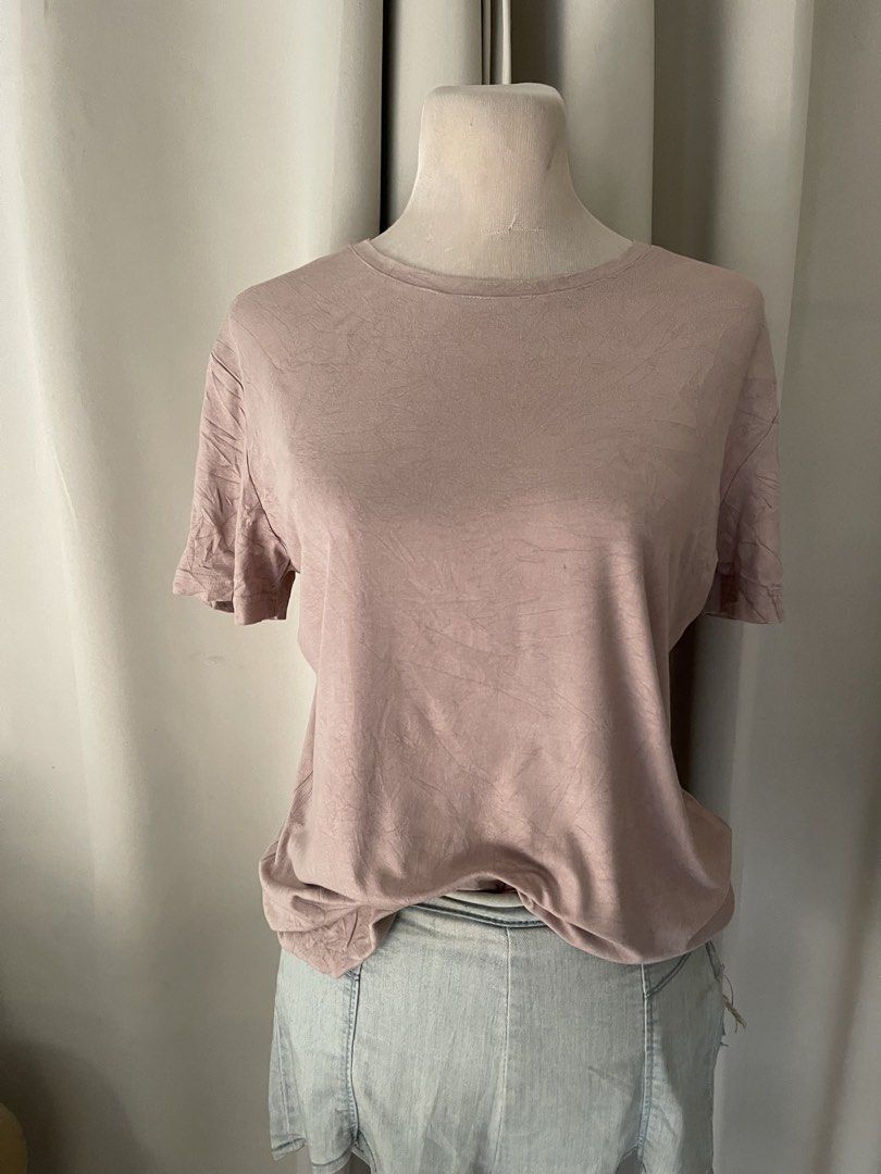 premium neutral cotton knit (Category: Shirts) located in Cainta. Submitted by zlove111 (Listing ID 1465758006, Image 2). Description: - Color: Dusty pink - Neckline: Classic crew neck - Fit: Relaxed fit through the body - Fabric: Soft, lightweight, and slightly textured - Style: Versatile basic piece for effortless everyday wear with jeans or shorts stretchy. best fit large pero kasya pa sa xl .