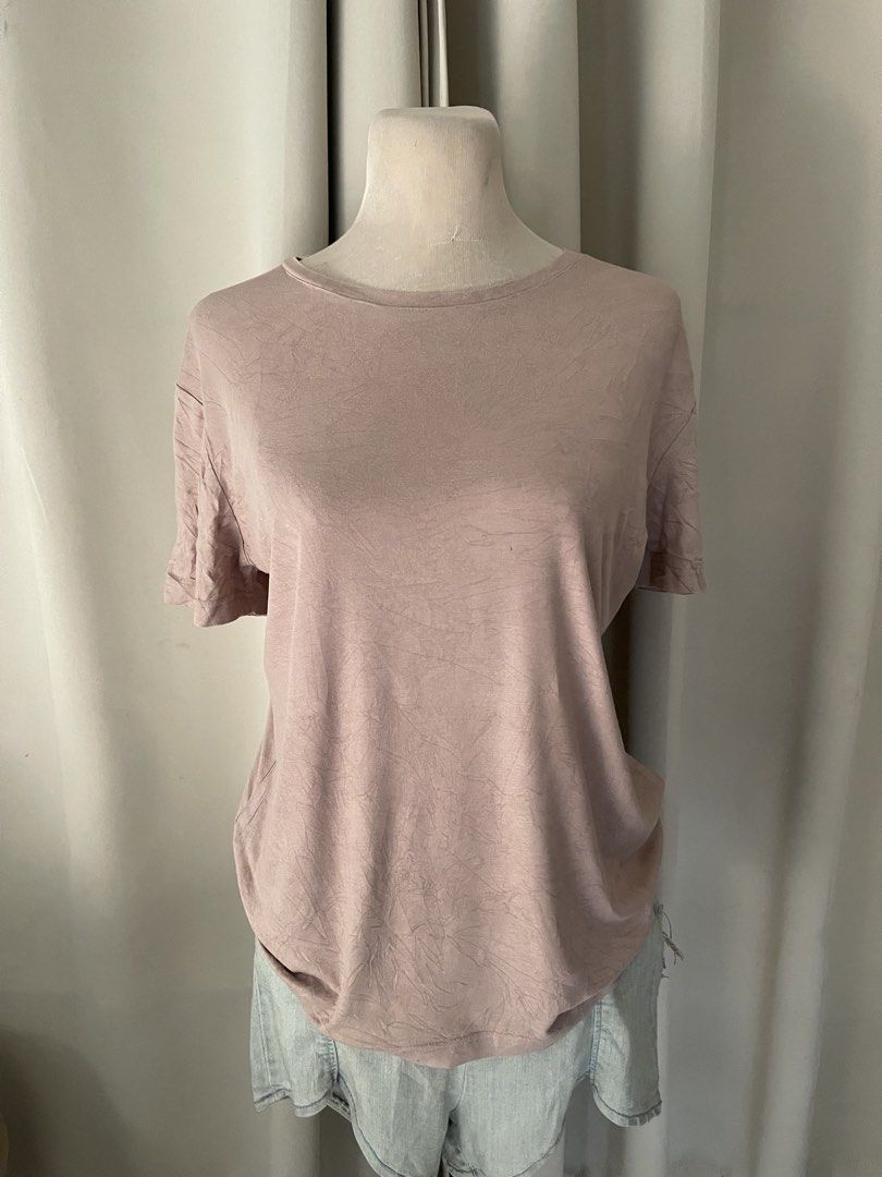 premium neutral cotton knit (Category: Shirts) located in Cainta. Submitted by zlove111 (Listing ID 1465758006, Image 1). Description: - Color: Dusty pink - Neckline: Classic crew neck - Fit: Relaxed fit through the body - Fabric: Soft, lightweight, and slightly textured - Style: Versatile basic piece for effortless everyday wear with jeans or shorts stretchy. best fit large pero kasya pa sa xl .