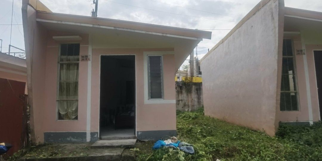 Primera Rosa Model/Single Attached (Category: House & Lot) located in Manila. Submitted by jhamai_jhoe (Listing ID 1465670592, Image 1). Description: BAHAY PASALO 200K‼️ Located @ Sta. Teresita Sto. Tomas Batangas 📌 Near Lima Park 📌 Padre Pio Church 🏠 2993.76 monthly amortization ✅ 5yrs paid sa pag ibig and 🏡 Updated payments 🗒️ 24yrs contract Primerarosa Model/Single Attached 66 sq.m. lot area 20.12 sq.m floor area.