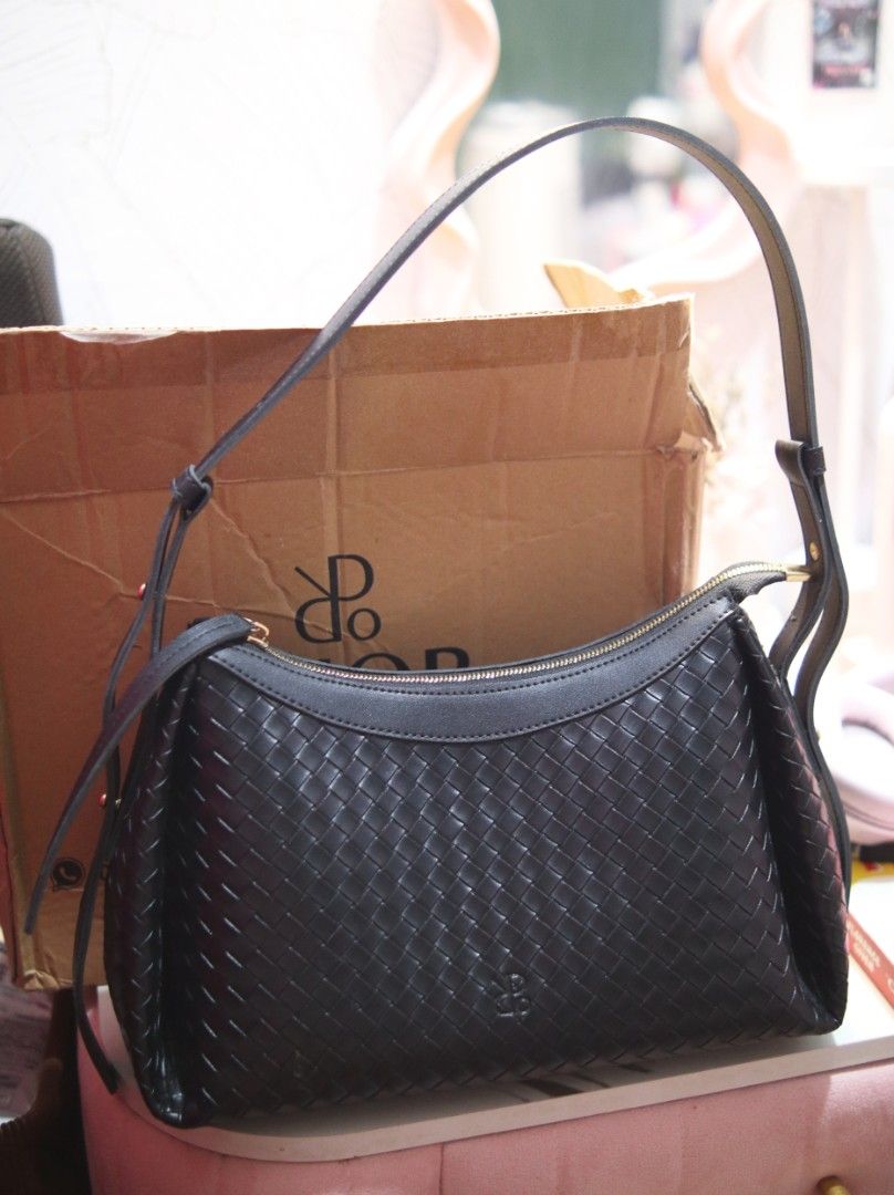 Woven Bag from Indonesia (Category: Shoulder Bags) located in Marikina City. Submitted by iamnicolefaller (Listing ID 1465753043, Image 1). Description: Prior Woven Bag in Molly from Indonesia Original Bought at 🟠app (no link kasi os na) Selling for Php 799 Originally bought for 1.5k+ Used 1-2x lang As Good as new pa. With bkx & ecobag pa RFS: I have so many bags na Mop: BPI, Gcash Shipping via Lala, Grab, J&T 📍Marikina City No meetups..