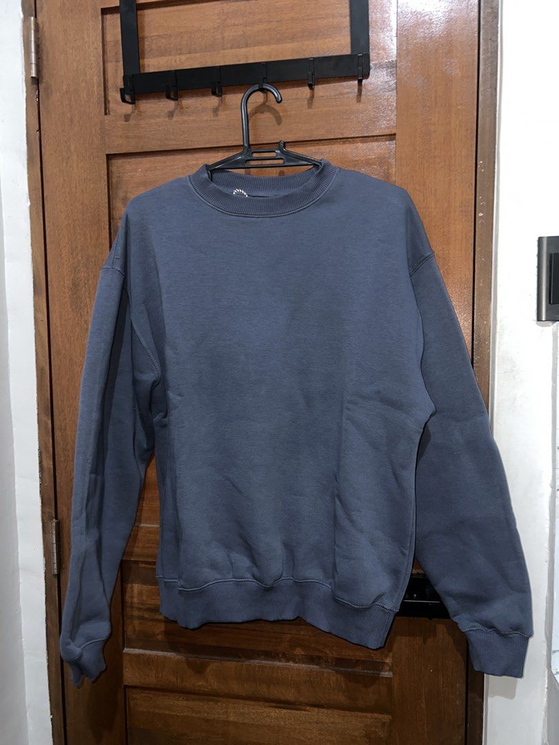Pull&Bear Dark Grey Sweatshirt Size M (Category: Coats, Jackets and Outerwear) located in Pasay City. Submitted by _babspatrickkk (Listing ID 1465656728, Image 1). Description: - Brand: Pull&Bear - Item: Crewneck sweatshirt - Color: Dark grey (solid) - Size: Medium - Material/Interior: Soft fleece interior - Details: Relaxed fit, ribbed collar, cuffs, and hem - Origin: Made in Pakistan - Condition: Clean, excellent overall condition with no stain