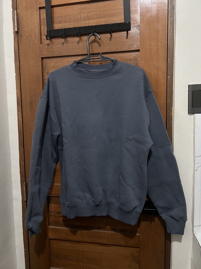 Pull&Bear Dark Grey Sweatshirt Size M (Category: Coats, Jackets and Outerwear) located in Pasay City. Submitted by _babspatrickkk (Listing ID 1465656728, Image 2). Description: - Brand: Pull&Bear - Item: Crewneck sweatshirt - Color: Dark grey (solid) - Size: Medium - Material/Interior: Soft fleece interior - Details: Relaxed fit, ribbed collar, cuffs, and hem - Origin: Made in Pakistan - Condition: Clean, excellent overall condition with no stain