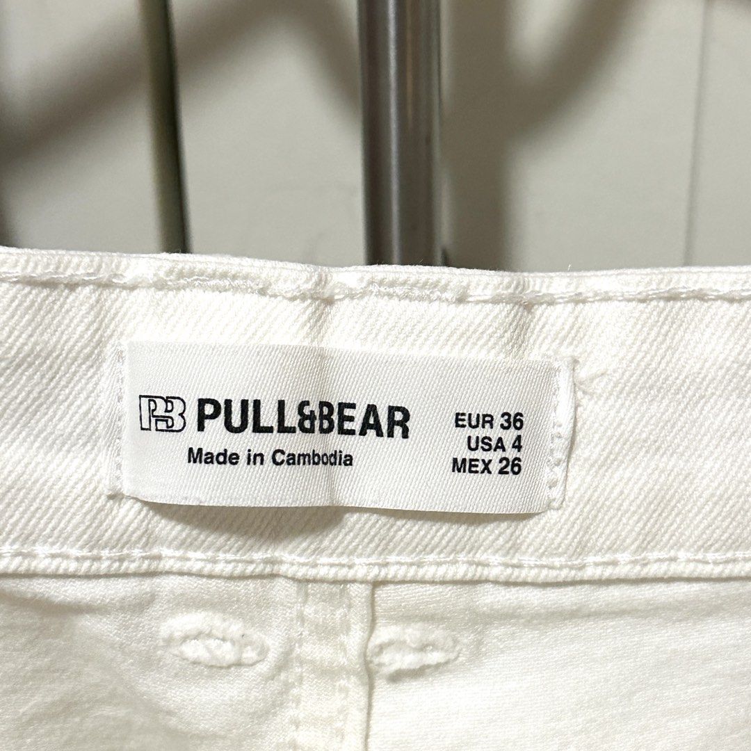 Pull&Bear White Denim Jeans, EU 36 / UK 8 / US 4 (Category: Jeans) located in Pasay City. Submitted by loved.by.jan (Listing ID 1465667496, Image 2). Description: 🧸 Brand: Pull&Bear 👖 Style: Straight leg denim jeans 🤍 Color: Clean white wash 📏 Size: EUR 36, USA 4, MEX 26 ⭐️ Condition: Excellent 💌 kindly message me to know more!.
