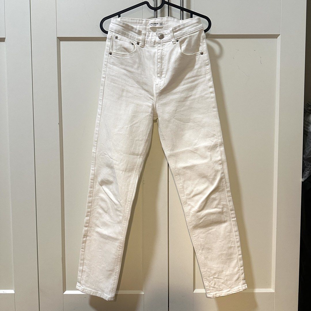 Pull&Bear White Denim Jeans, EU 36 / UK 8 / US 4 (Category: Jeans) located in Pasay City. Submitted by loved.by.jan (Listing ID 1465667496, Image 1). Description: 🧸 Brand: Pull&Bear 👖 Style: Straight leg denim jeans 🤍 Color: Clean white wash 📏 Size: EUR 36, USA 4, MEX 26 ⭐️ Condition: Excellent 💌 kindly message me to know more!.