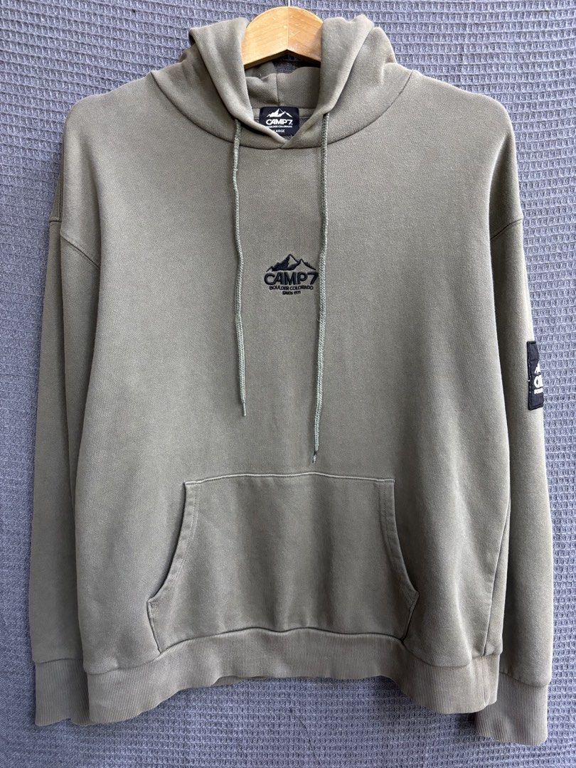 Pullover Camp7 (Category: Hoodies) located in Johor Bahru. Submitted by sturage (Listing ID 1465599716, Image 1). Description: Centre Logo Pit 24.5”, Labuh 25.5” Cond 9/10 Rm20 Dfod Thank u.