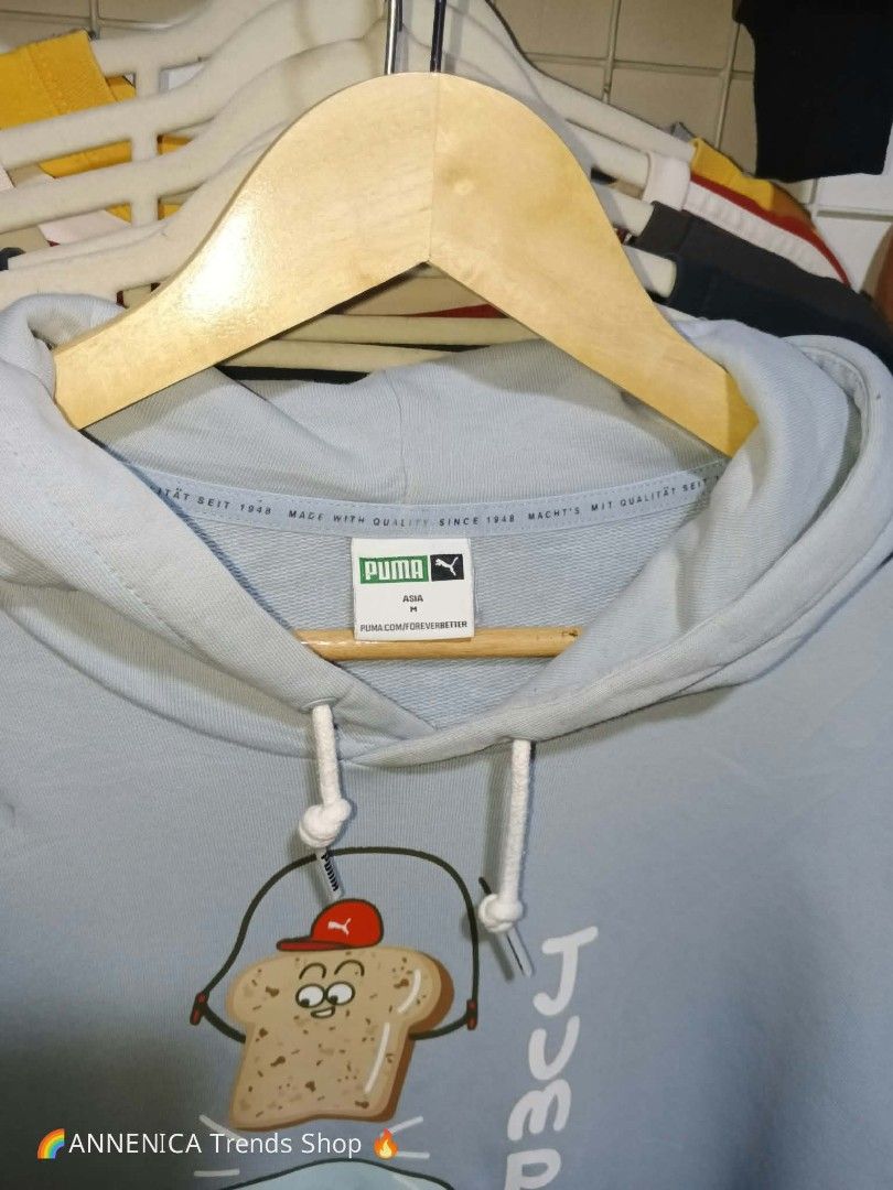 Puma Orig (Category: Coats, Jackets and Outerwear) located in Bulacan. Submitted by ukaybrandedshop (Listing ID 1465599003, Image 2). Description: PUMA x THE PUMA CLUB Toast Graphic Hoodie - Light Blue - Asia M PRICE: ₱650 🔥 PUMA COLLAB HOODIE - RARE FIND 🔥 Brand: PUMA (Legit QR code washtag) Size on tag: ASIA M (fits M-L) Color: Light Blue / Powder Blue Condition: 9.5/10 Excellent - No issue, print buo, makapal tela 📏 DIMENSION (Flat Lay): Wi