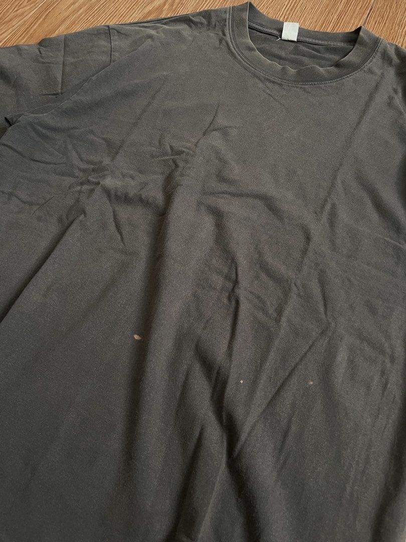 Random tag gray shirt (Category: Tshirts & Polo Shirts ) located in Sorsogon. Submitted by archiverags (Listing ID 1465601730, Image 2). Description: 21x27 Issues on pic but barely visible in person Can alter size to fit boxy.