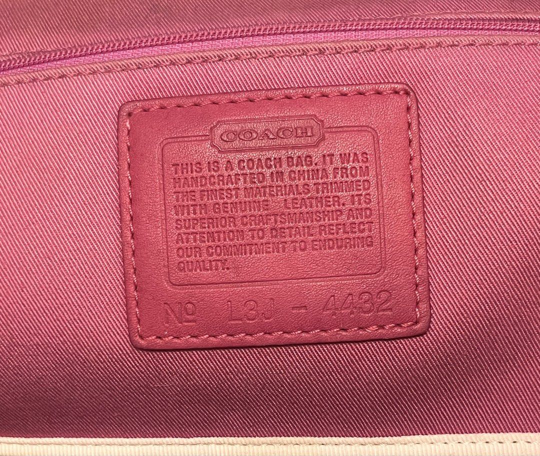 RARE !! Vintage Coach Soho Daisy Bag (Category: Purses & Pouches) located in Manila. Submitted by lalalens._ (Listing ID 1465664851, Image 3). Description: decluttering from my personal collection ! my absolute fave but i dont use it a lot, hope you can treat her better than i do !!.
