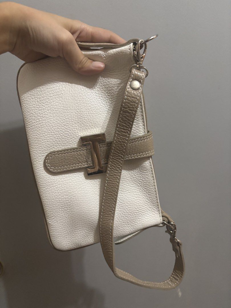 Real Italian leather sling bag (Category: Cross-body Bags) located in Quezon City. Submitted by clothesloverph (Listing ID 1465594147, Image 1). Description: .