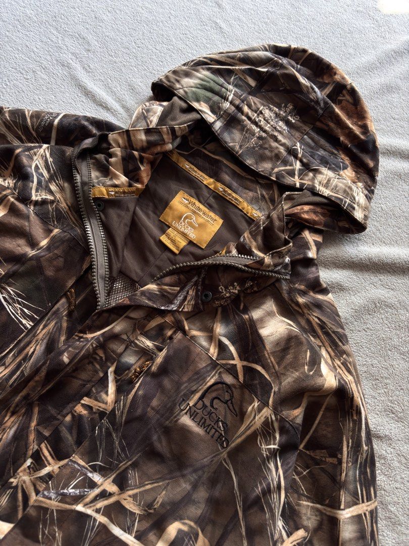 REALTREE HOODIE (Category: Activewear) located in Guagua. Submitted by mid_thrift (Listing ID 1465740650, Image 2). Description: W-27 L-29 GOOD CONDITION .
