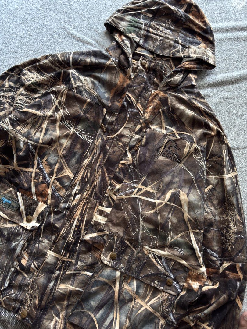 REALTREE HOODIE (Category: Activewear) located in Guagua. Submitted by mid_thrift (Listing ID 1465740650, Image 3). Description: W-27 L-29 GOOD CONDITION .