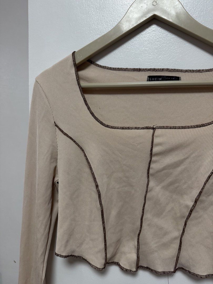 Ribbed long-sleeve crop top (Category: Longsleeves) located in Cauayan City . Submitted by msdianavarro (Listing ID 1465718320, Image 2). Description: Size med on tag.