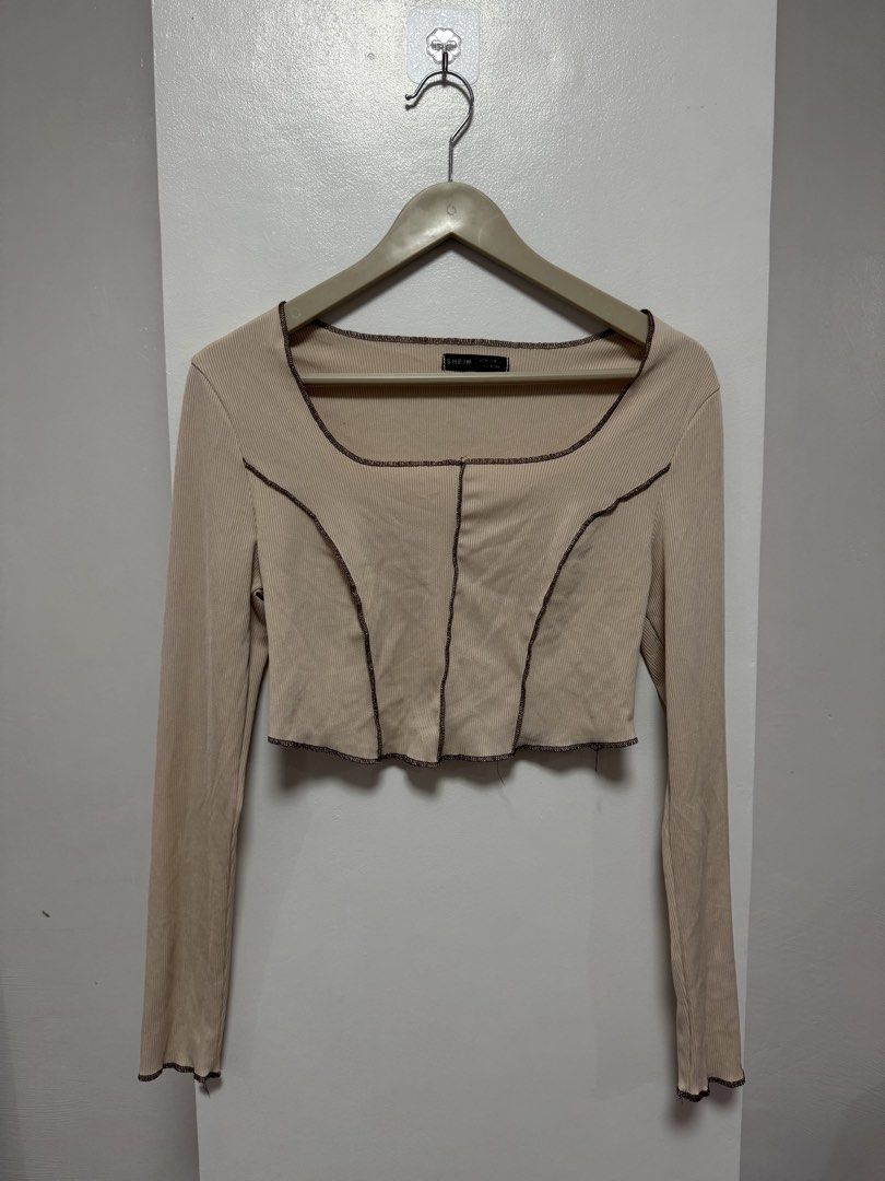 Ribbed long-sleeve crop top (Category: Longsleeves) located in Cauayan City . Submitted by msdianavarro (Listing ID 1465718320, Image 1). Description: Size med on tag.